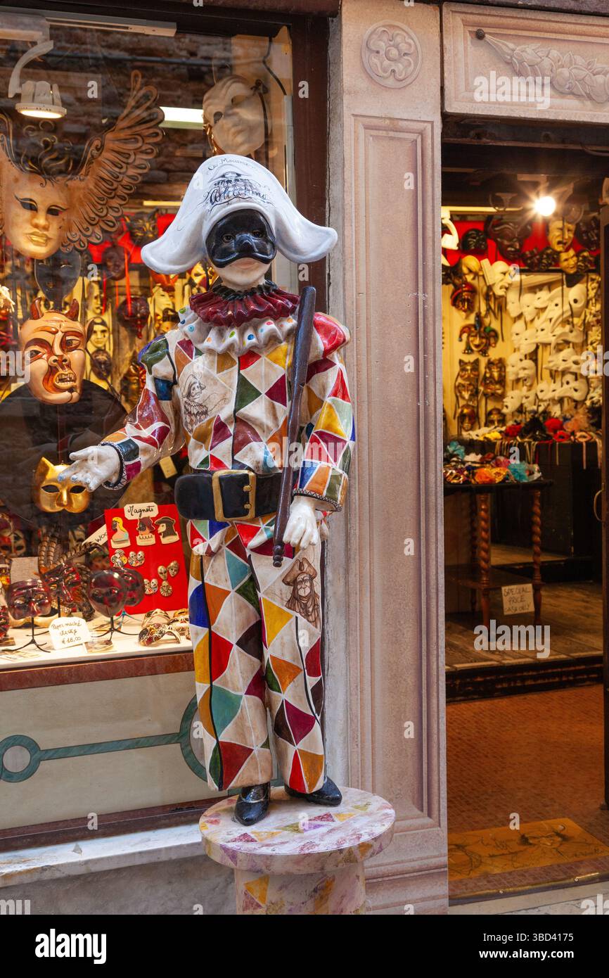 Statuette arlequin de carnaval devant le magasin de masques Ca Macana, Dorsoduro, Venise, Italie Banque D'Images