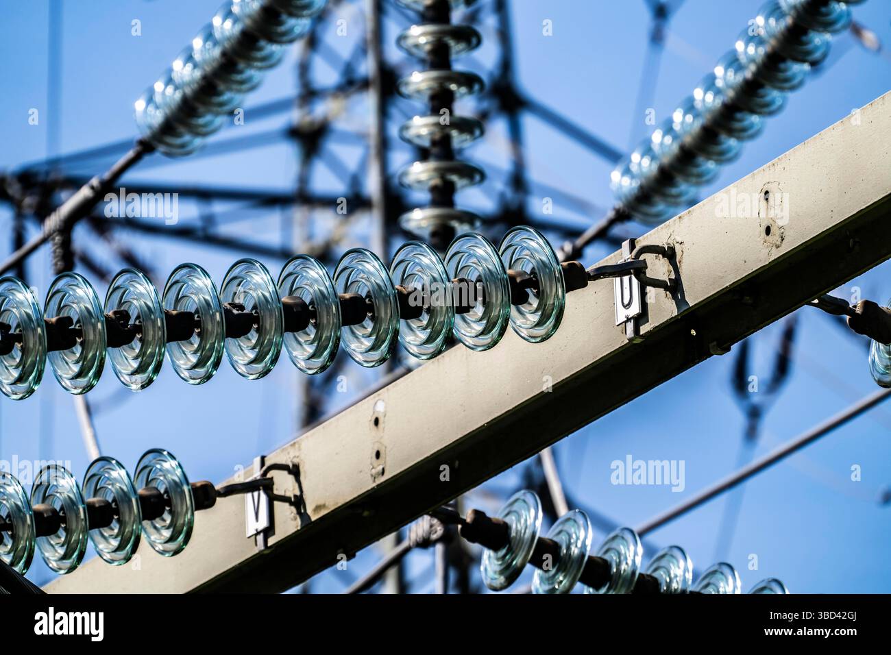 Sous-station, propriété de Westnetz, où différents niveaux de tension du courant électrique sont connectés et mis à disposition des consommateurs, isolateurs de verre, el Banque D'Images