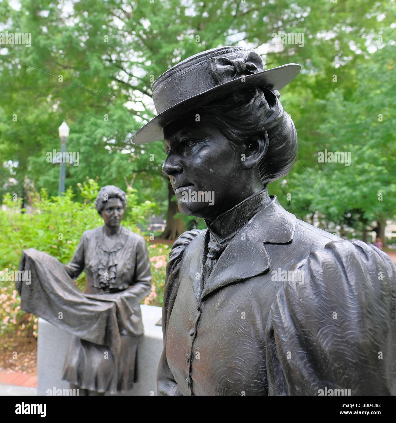 Gros plan sur la statue grandeur nature de Sarah G. Jones au monument commémoratif The Voices from the Garden : The Virginia Women's Monument à Richmond, Virginie. Banque D'Images