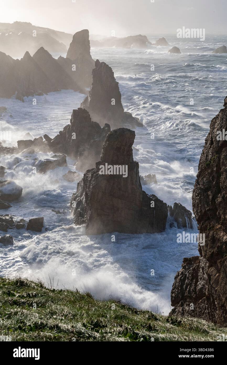 Espagne, Liencres. Vagues océaniques et formations de piles marines. Banque D'Images