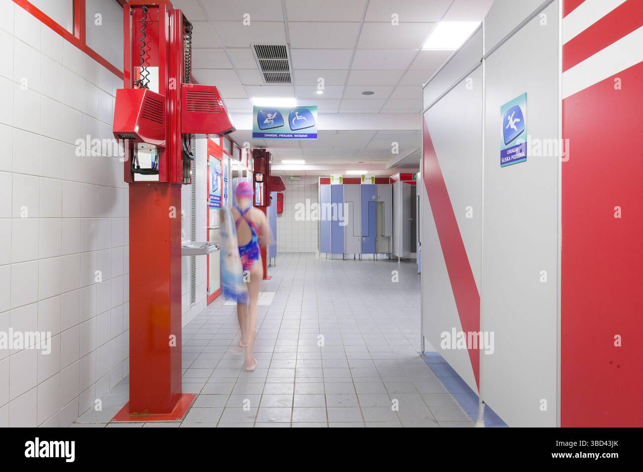 Vestiaire de la piscine intérieure : espace de transition pour les nageurs. Banque D'Images