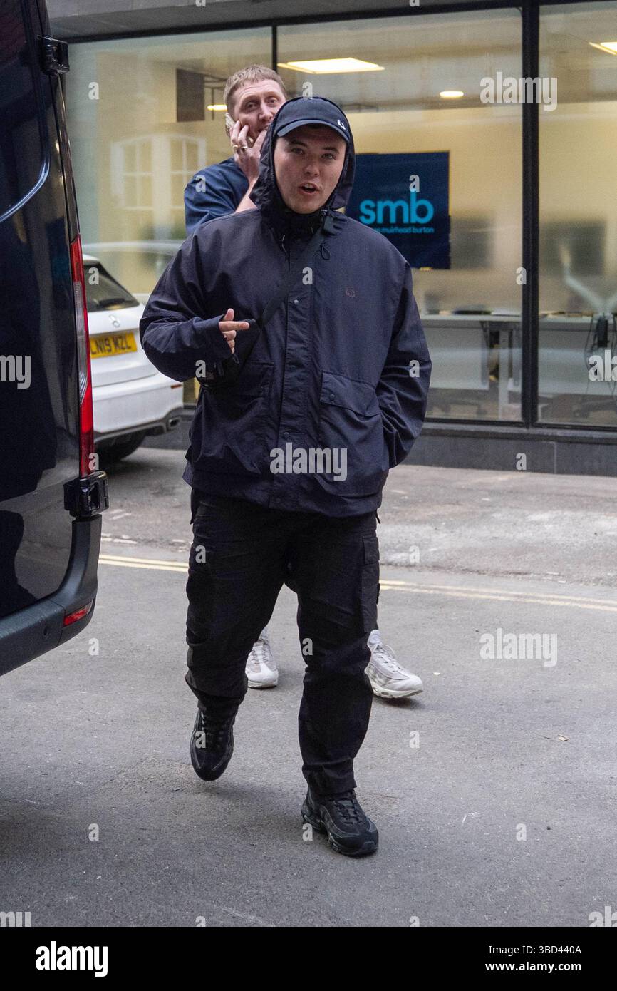 Liam OG O hAnnaidh, membre de Kneecap, devant le 100 Club d'Oxford Street, dans le centre de Londres, où le trio a annoncé un concert surprise pour jeudi soir. Liam, qui joue sous le nom de scène Mo Chara, a été accusé sous le nom de Liam O'Hanna pour l'affichage d'un drapeau en soutien au Hezbollah lors d'un concert au Forum O2 à Kentish Town, au nord de Londres, le 21 novembre de l'année dernière date de la photo : jeudi 22 mai 2025. Banque D'Images