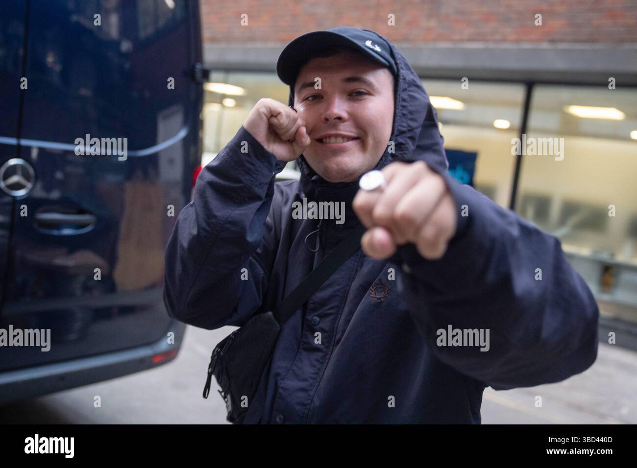 Liam OG O hAnnaidh, membre de Kneecap, devant le 100 Club d'Oxford Street, dans le centre de Londres, où le trio a annoncé un concert surprise pour jeudi soir. Liam, qui joue sous le nom de scène Mo Chara, a été accusé sous le nom de Liam O'Hanna pour l'affichage d'un drapeau en soutien au Hezbollah lors d'un concert au Forum O2 à Kentish Town, au nord de Londres, le 21 novembre de l'année dernière date de la photo : jeudi 22 mai 2025. Banque D'Images