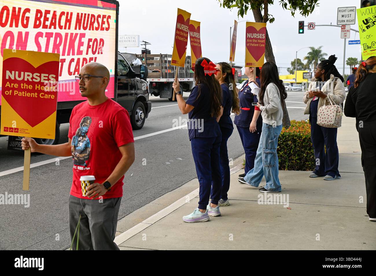 Les infirmières autorisées du Memorialcare long Beach Medical Center et du Miller Childrens and Women's Hospital se mettent en grève le 22 mai 2025. Les infirmières autorisées A Banque D'Images