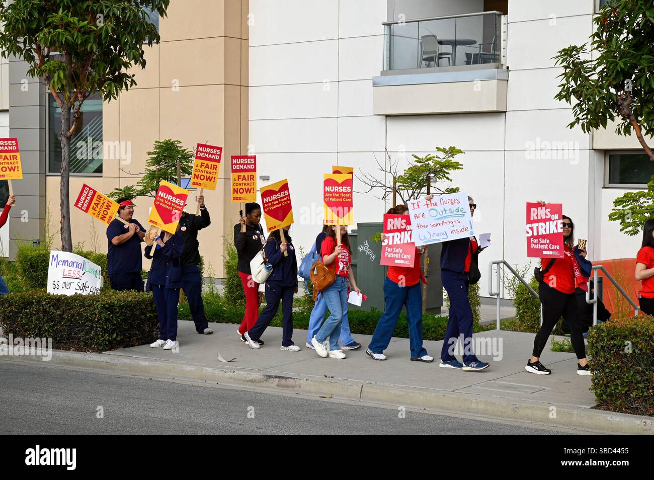 Les infirmières autorisées du Memorialcare long Beach Medical Center et du Miller Childrens and Women's Hospital se mettent en grève le 22 mai 2025. Les infirmières autorisées A Banque D'Images