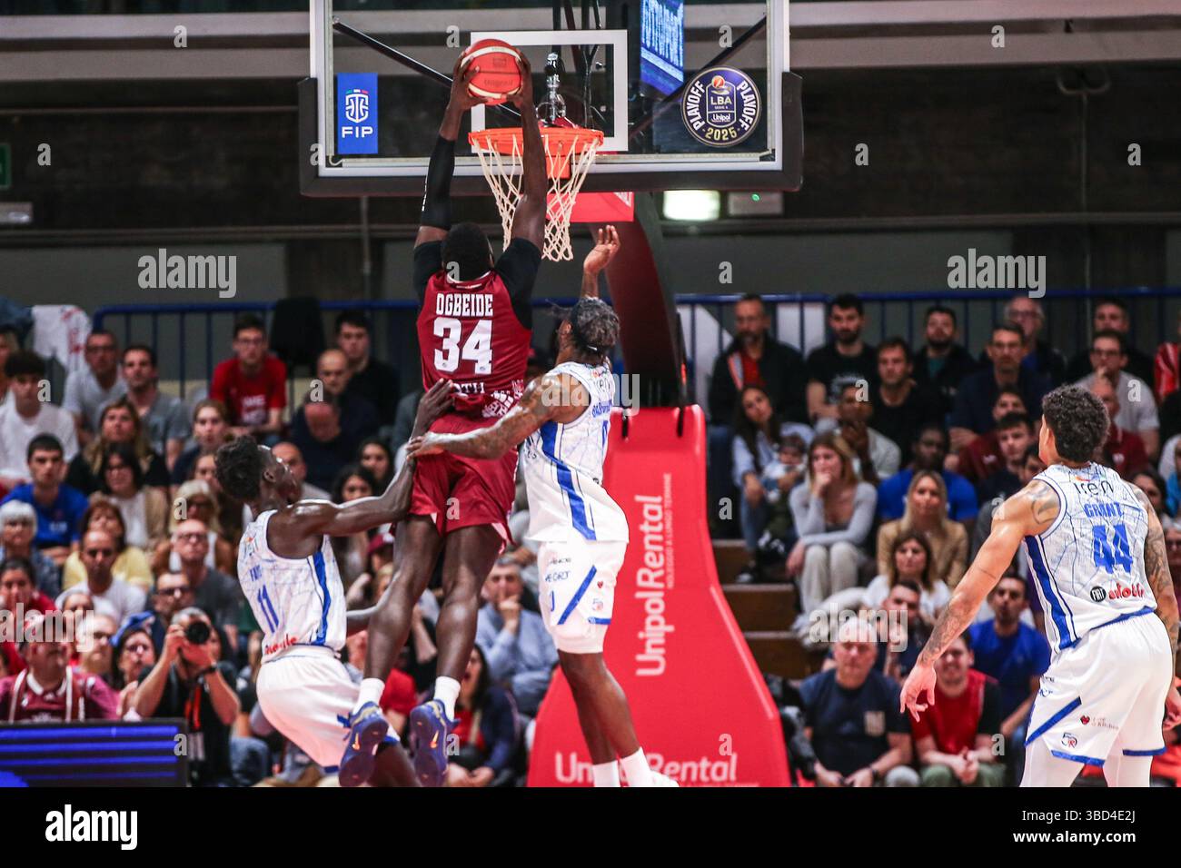 Reggio Emilia, Italie. 22 mai 2025. Ogbeide (Trapani Shark) pendant les éliminatoires - UNAHOTELS Reggio Emilia vs Trapani Shark, match italien de basket-ball Serie A à Reggio Emilia, Italie, 22 mai 2025 crédit : Agence photo indépendante/Alamy Live News Banque D'Images