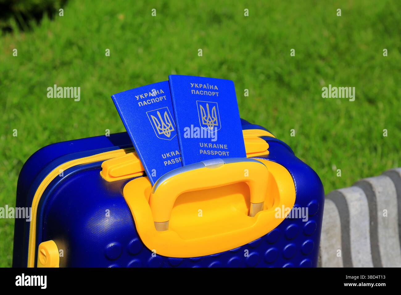 2 passeports Ukraine citoyens avec inscription en ukrainien - passeport de l'Ukraine reposent sur la valise jaune bleu en couleur du drapeau ukrainien. Voyage, refuge Banque D'Images