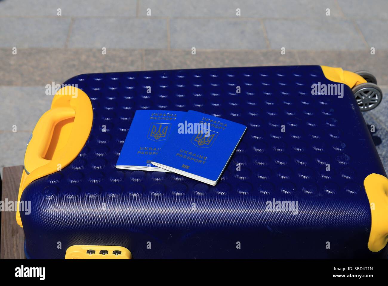 2 passeports Ukraine citoyens avec inscription en ukrainien - passeport de l'Ukraine reposent sur la valise jaune bleu en couleur du drapeau ukrainien. Voyage, refuge Banque D'Images