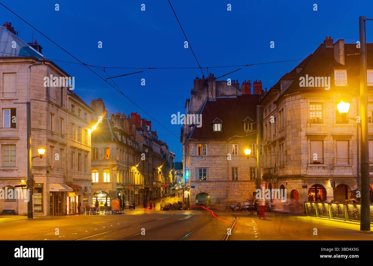 Scène nocturne du quai Vauban dans la ville de Besançon. Banque D'Images