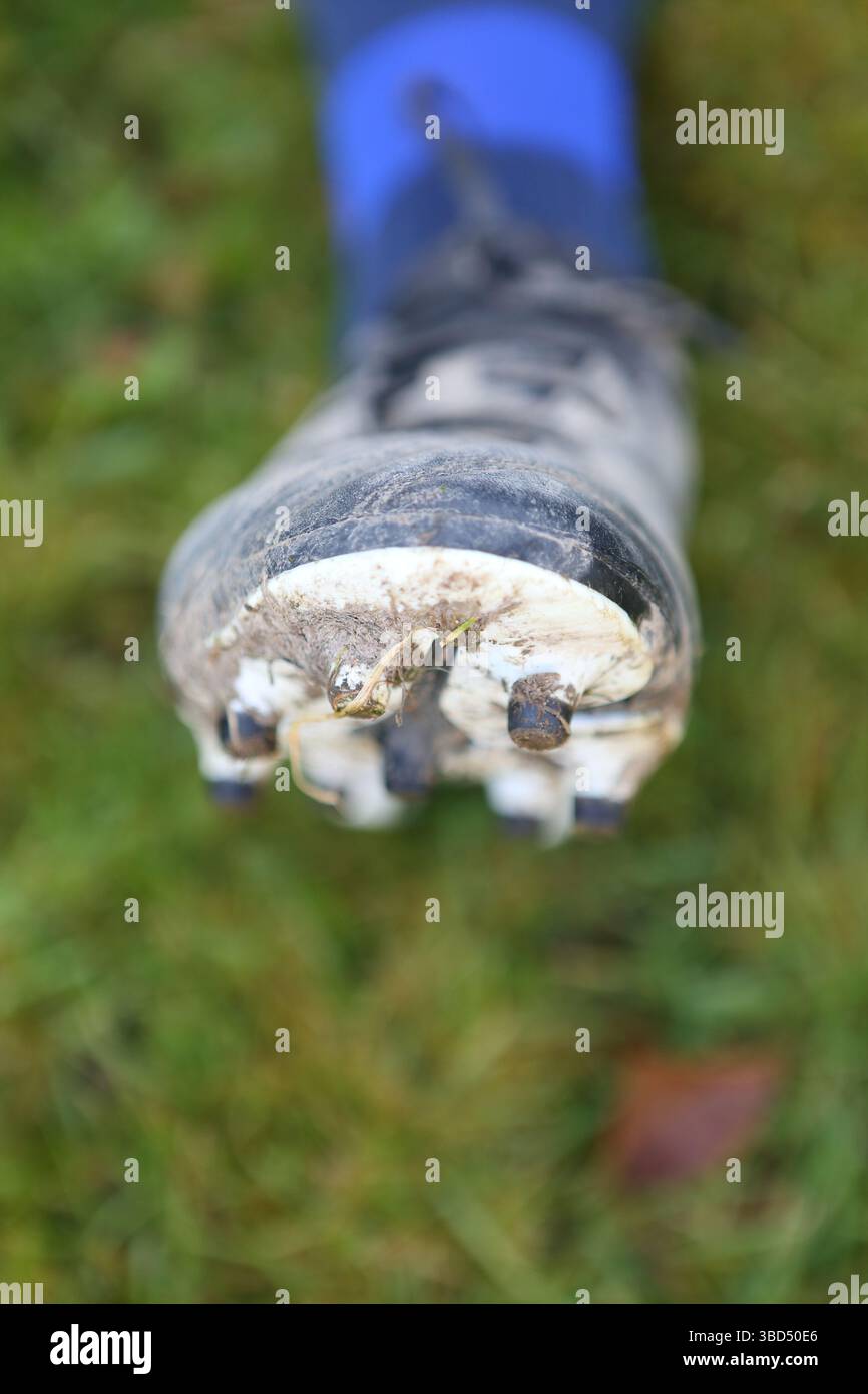 Gros plan d'une fille portant une chaussure de football avec des clous Banque D'Images