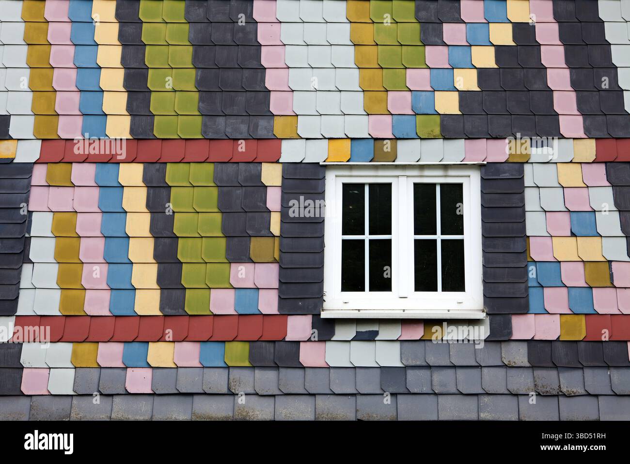 Revêtement avec panneaux de fibres-ciment colorés sur une vieille maison, région de Siegerland, Allemagne, Europe, PublicGround Banque D'Images