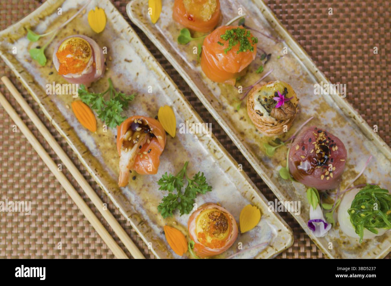 Plateau décoré avec différentes saveurs de sushi élégant. Mise au point sélective Banque D'Images