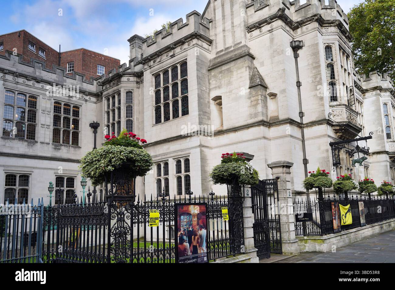 Two Temple place, maintenant une galerie publique, construit par William Waldorf Astor comme un manoir gothique sur le quai Victoria surplombant la Tamise. Banque D'Images