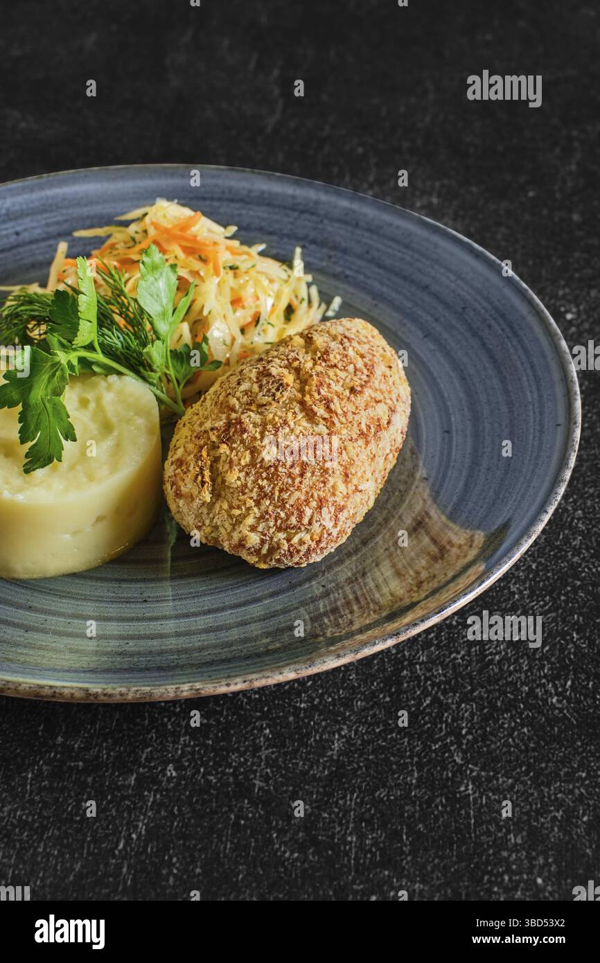 Côtelette traditionnelle de Kiev avec purée de pommes de terre et chou mariné Banque D'Images