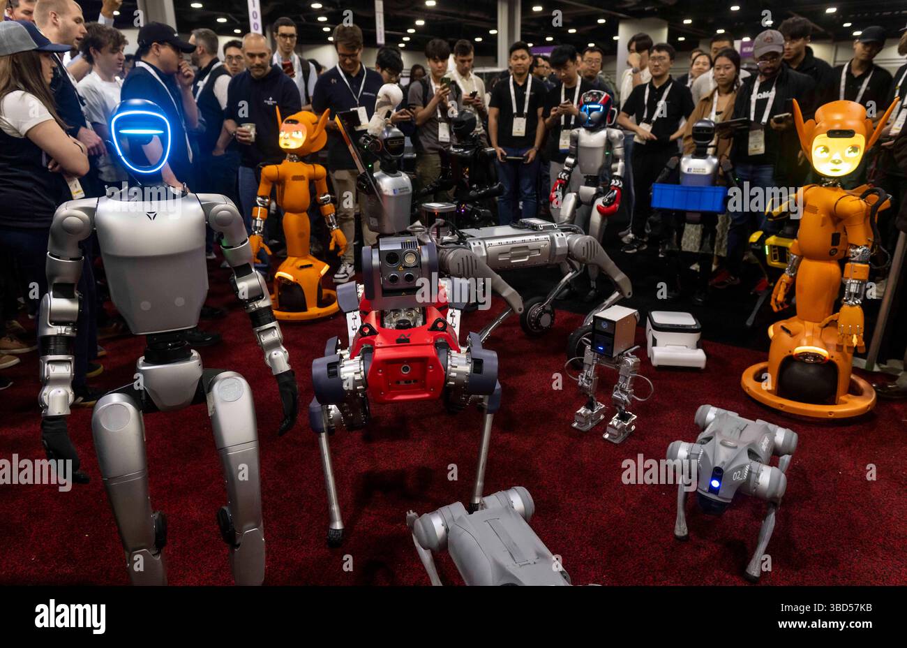 Atlanta, Géorgie, États-Unis. 22 mai 2025. Un défilé de robots pendant la Conférence internationale sur la robotique et l'automatisation qui a lieu cette semaine au Georgia World Congress Center.(Credit image : © Brian Cahn/ZUMA Press Wire) USAGE ÉDITORIAL SEULEMENT ! Non destiné à UN USAGE commercial ! Banque D'Images