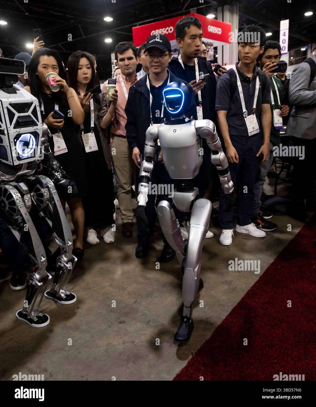 Atlanta, Géorgie, États-Unis. 22 mai 2025. Un défilé de robots pendant la Conférence internationale sur la robotique et l'automatisation qui a lieu cette semaine au Georgia World Congress Center.(Credit image : © Brian Cahn/ZUMA Press Wire) USAGE ÉDITORIAL SEULEMENT ! Non destiné à UN USAGE commercial ! Banque D'Images