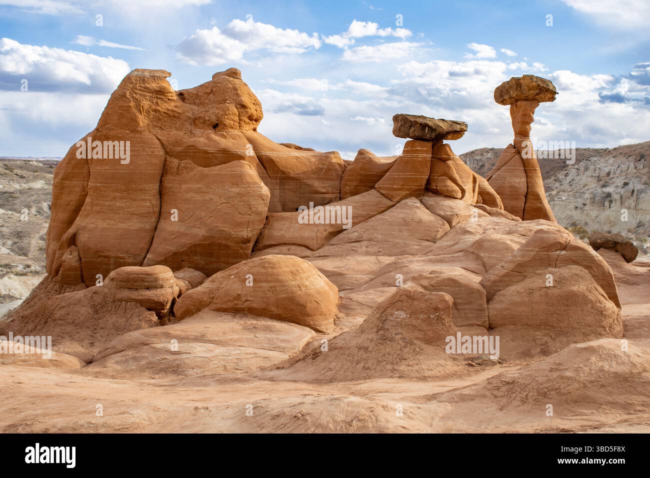 Le Toadstool Hoodoos Trail près de Kanab, Utah, offre une randonnée facile et familiale à travers un paysage à couper le souffle de formations de grès uniques. Banque D'Images