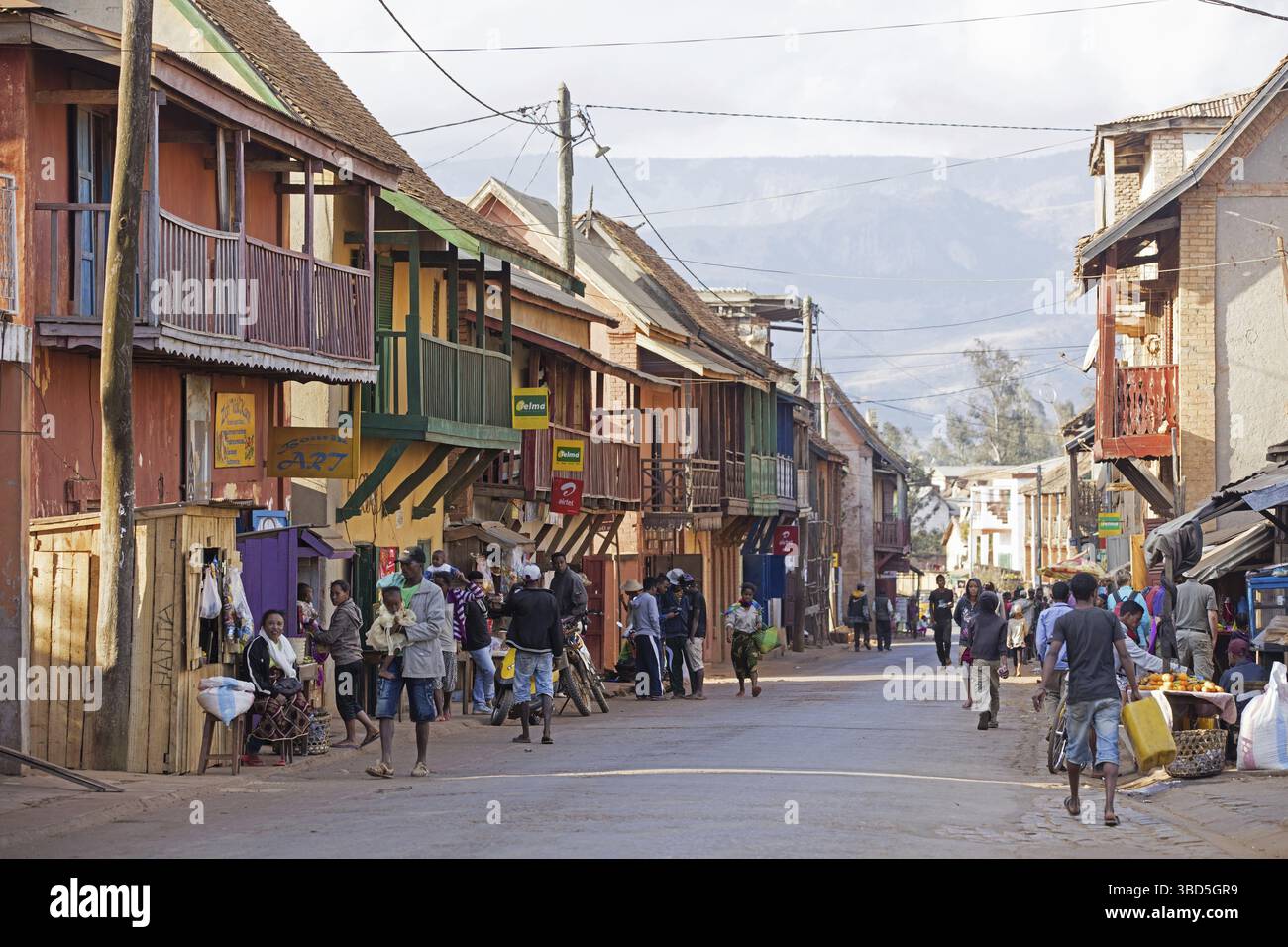 Les habitants de Madagascar shopping dans la rue principale coloniale de la ville haute Matsiatra Ambalavao, Madagascar, Afrique du Sud-est, Banque D'Images