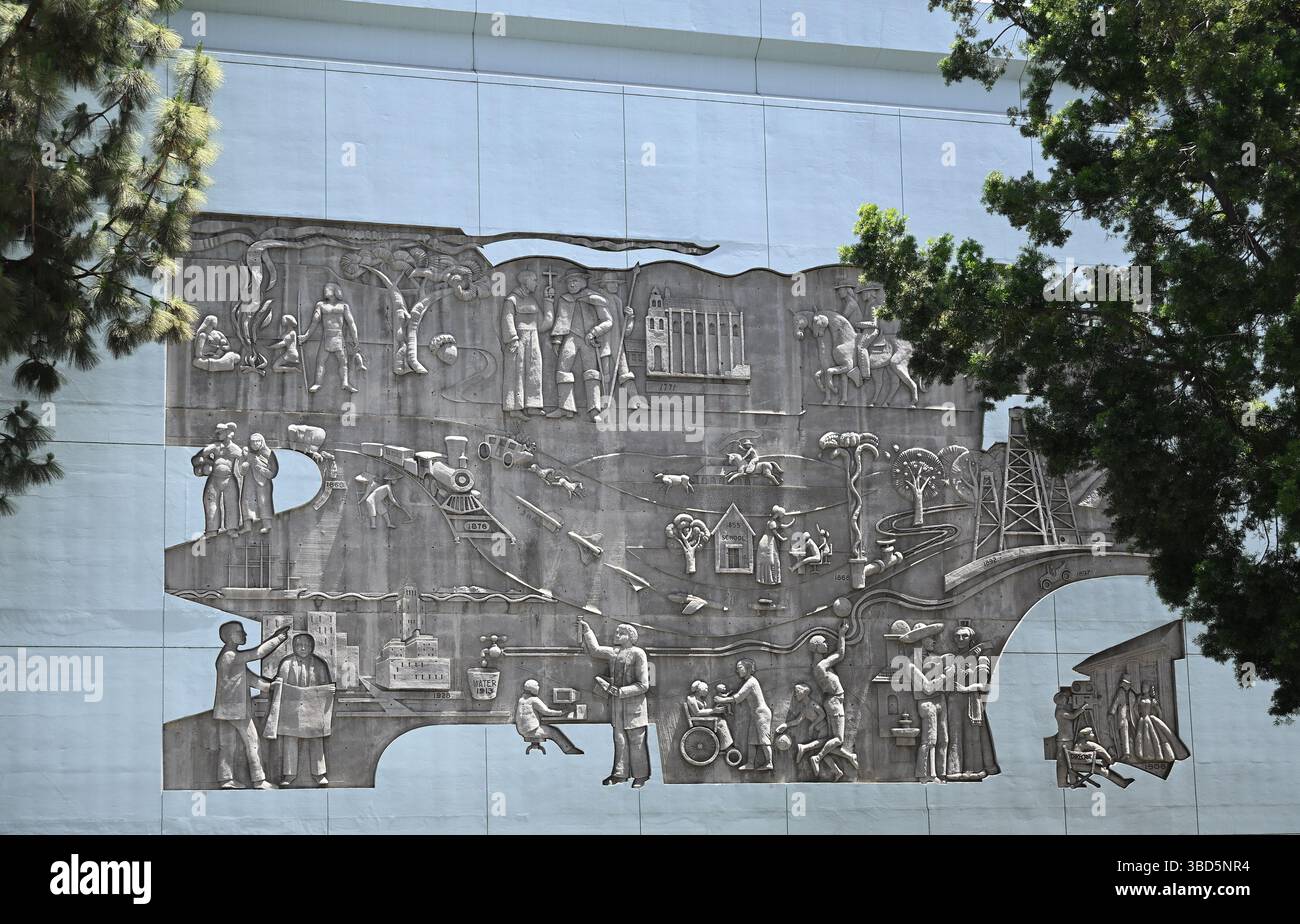 LOS ANGELES, CALIFORNIE - 19 MAI 2025 : L'évolution de Los Angeles est une sculpture en relief en béton montée sur un bâtiment sur un parking couvert face à Broadwa Banque D'Images