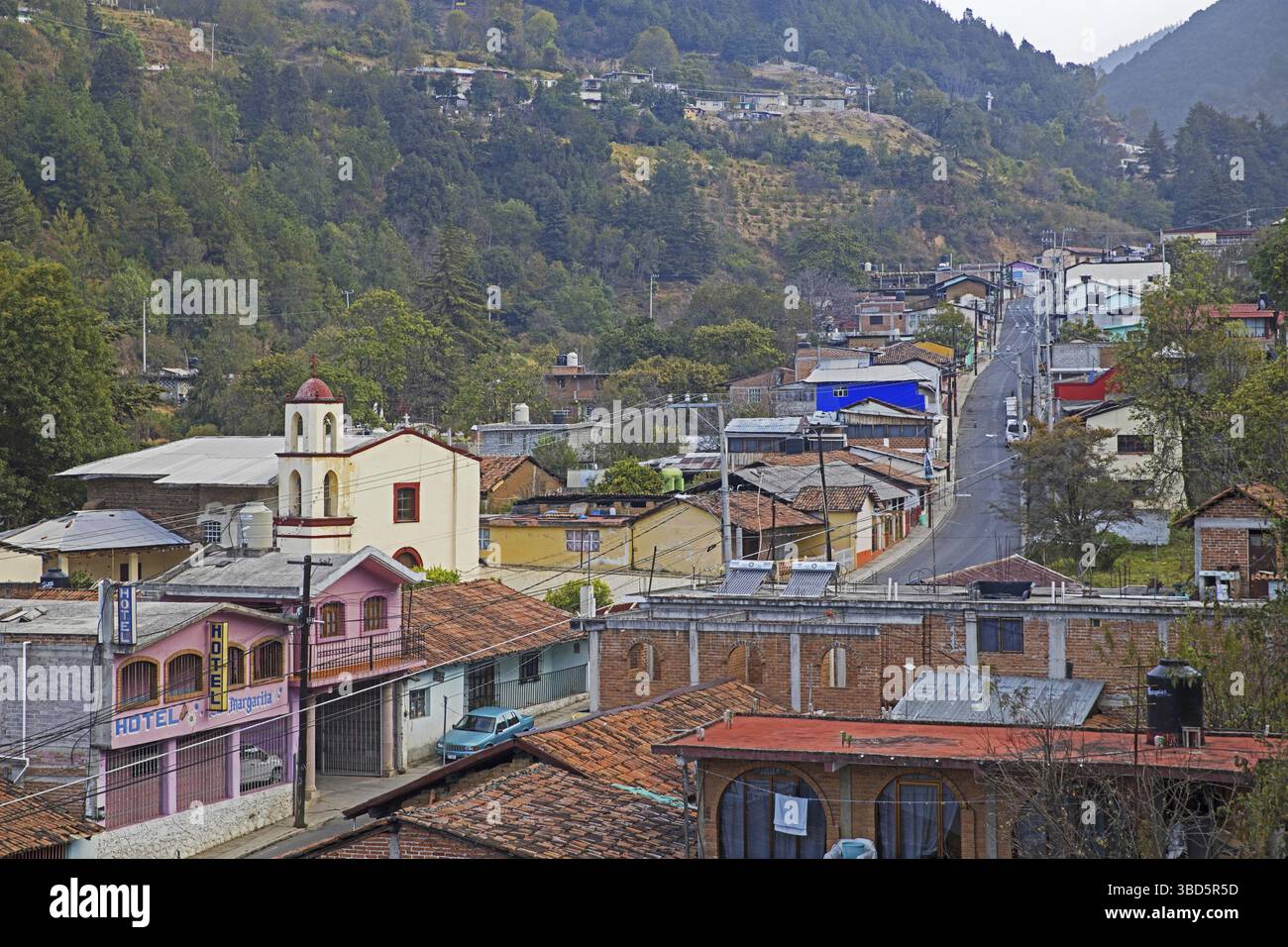 La petite ville d'Angangueo, connue pour son histoire minière et son emplacement dans la réserve de biosphère des papillons monarques, État de Michoacan, Mexique Banque D'Images