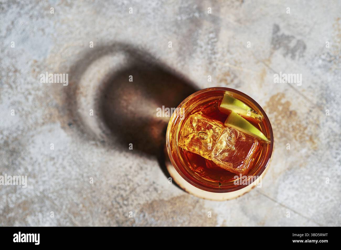 Vue de dessus du cocktail de whisky au jus de pomme sous la lumière du soleil Banque D'Images