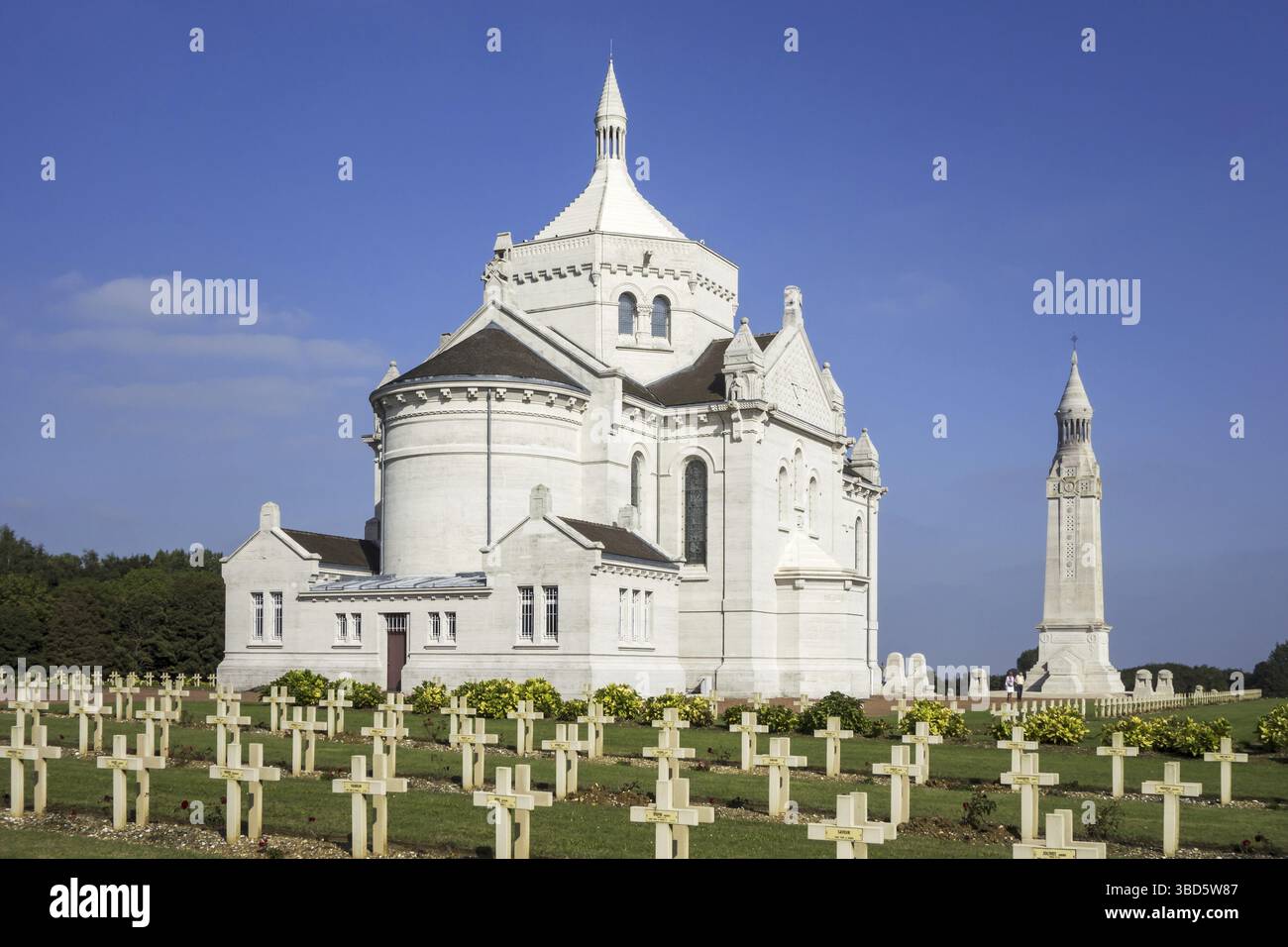 Tour lanterne et chapelle notre-Dame de Lorette, Ablain-Saint-Nazaire, le plus grand cimetière militaire français de la première Guerre mondiale, France Banque D'Images