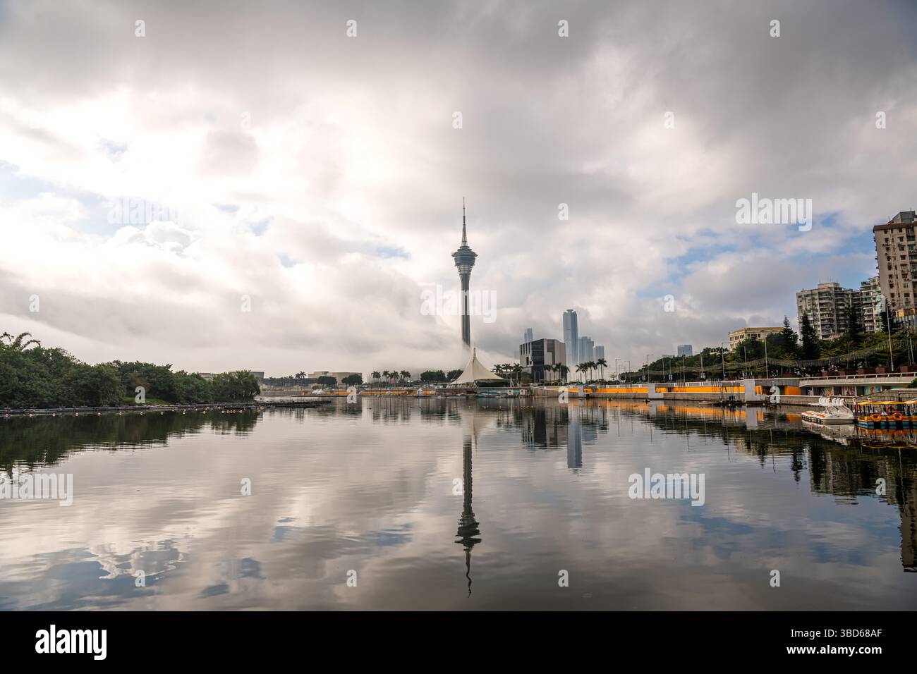 Vue panoramique sur le centre de congrès et de loisirs de la tour de Macao et le paysage urbain de Macao. Banque D'Images