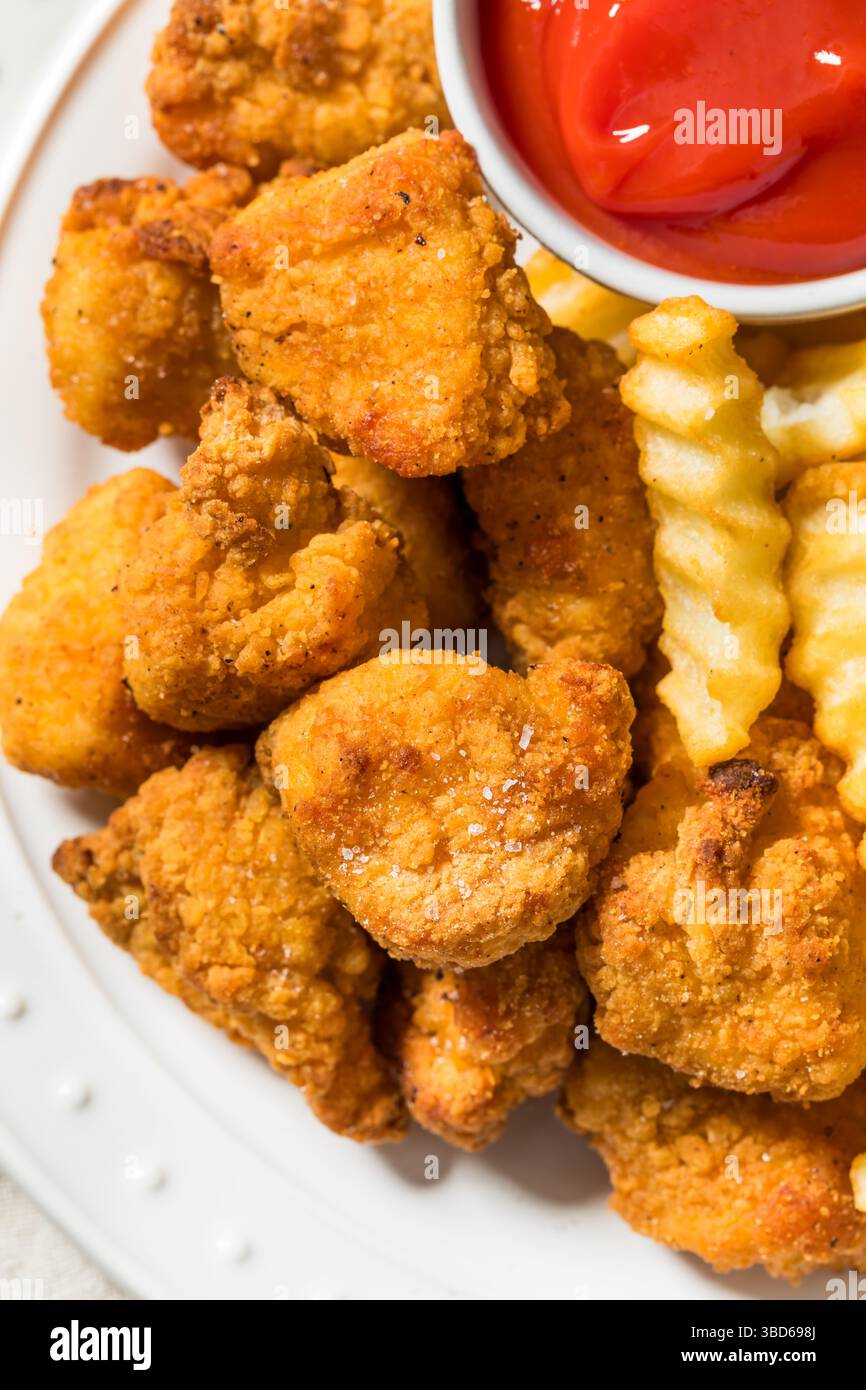 Nuggets de poulet frits sains biologiques et frites avec ketchup Banque D'Images