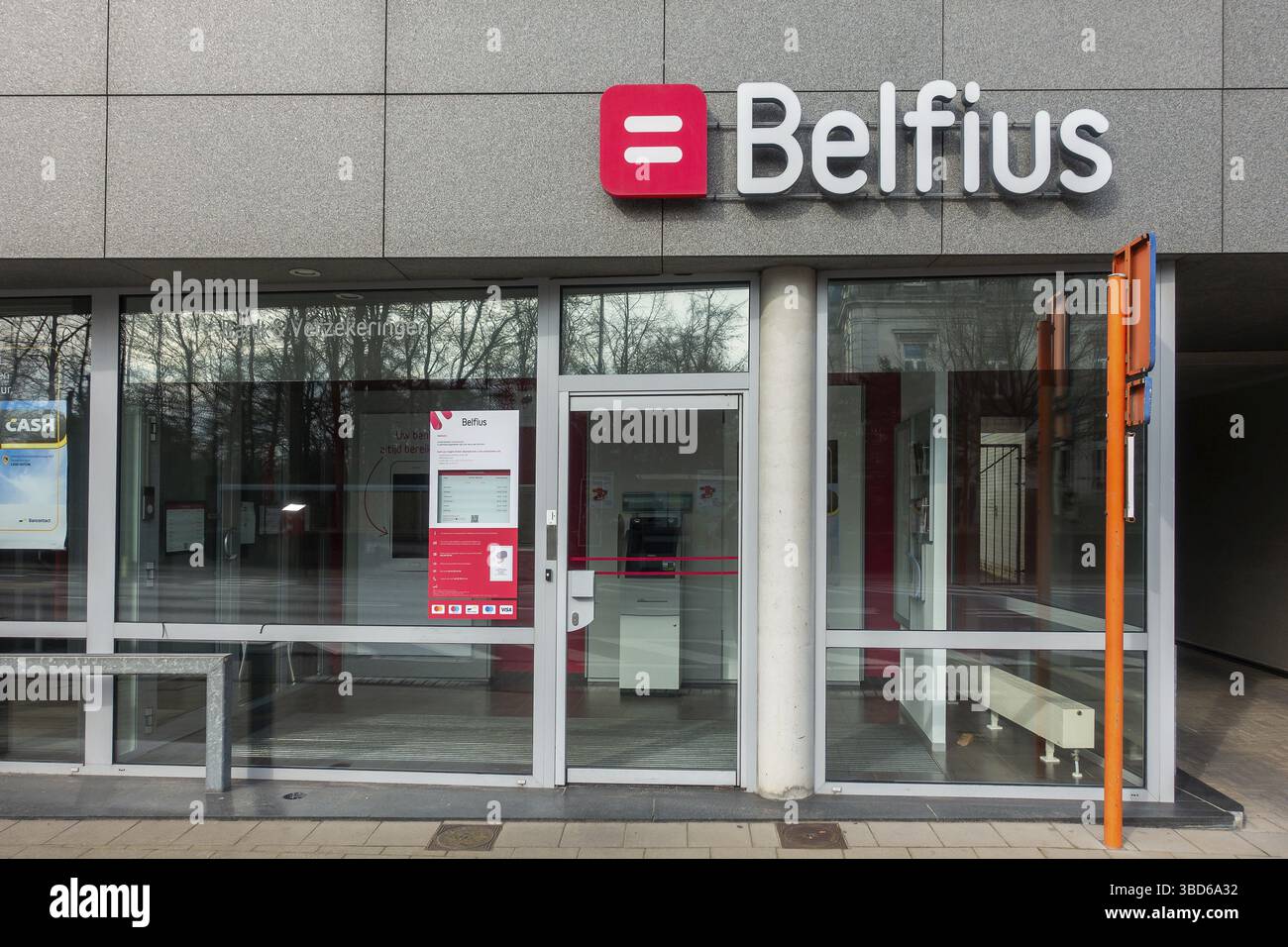 Distributeur automatique de billets intérieur, guichet automatique du bureau de la banque Belfius dans le village, Flandre orientale, Belgique Banque D'Images