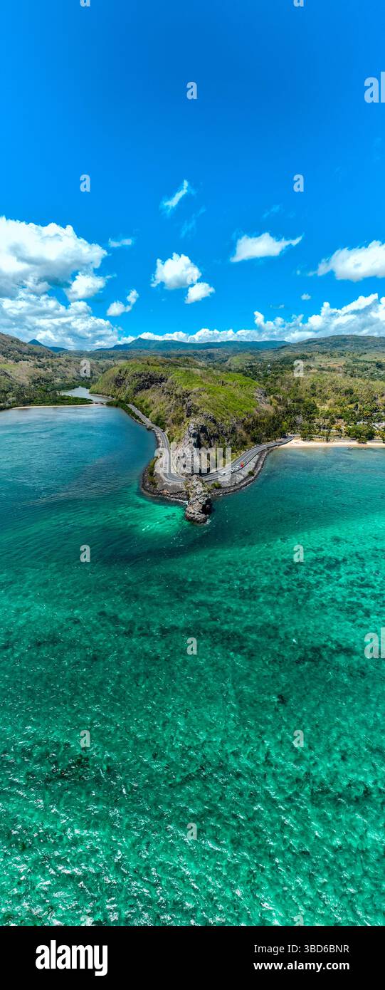 Une vue aérienne panoramique de la route côtière serpentant autour des falaises et des eaux turquoises à Maconde Viewpoint, Maurice Banque D'Images