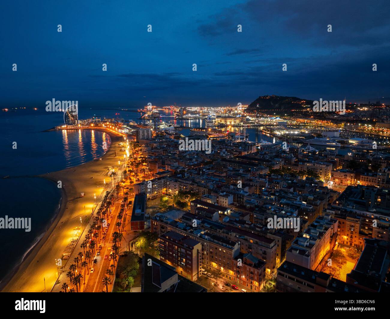 Barcelone, Espagne - 12 mars 2024 : vue nocturne côtière de l'Hôtel W et du Port de Barcelone d'en haut Banque D'Images