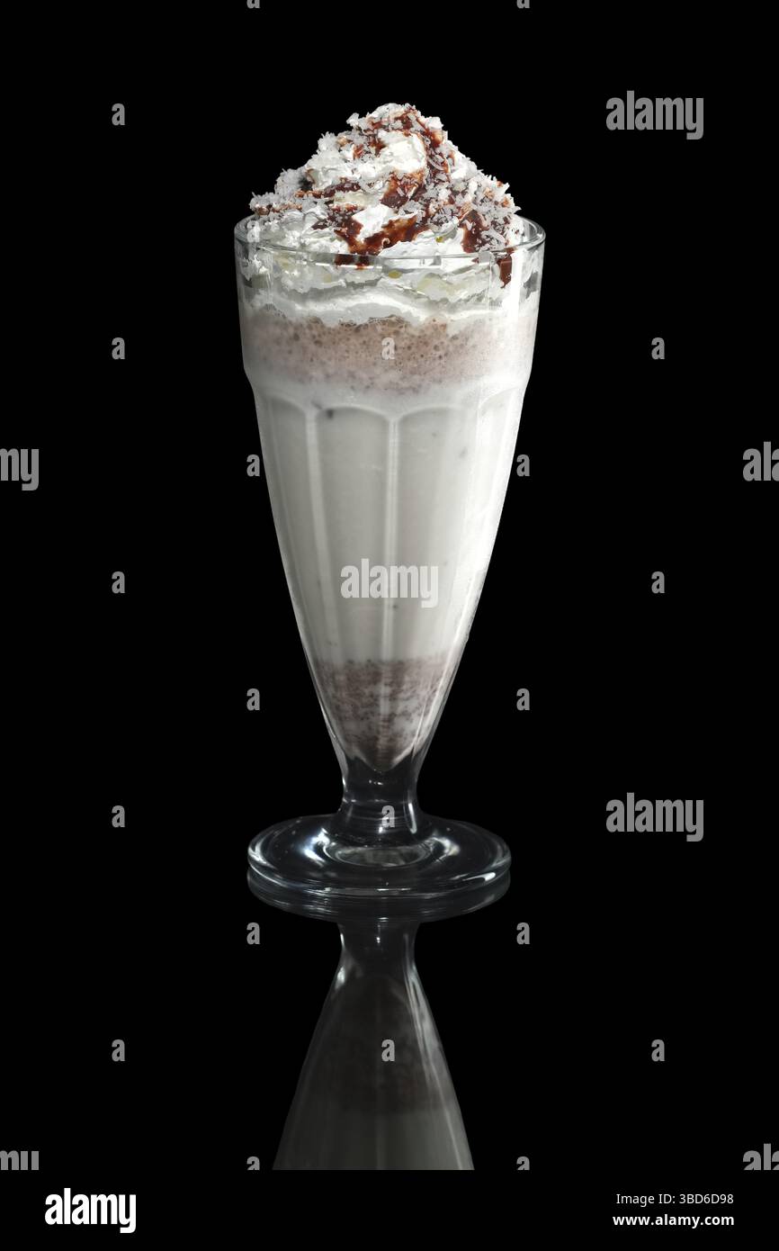 Caramel milkshake cocktail isolated on black Banque D'Images