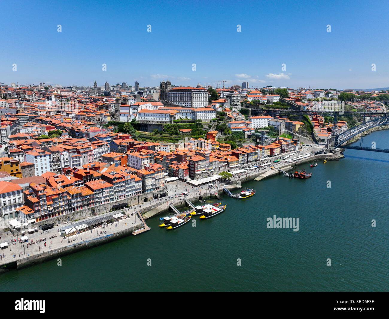 Vue aérienne de la Ribeira de Porto avec des bateaux d'excursion amarrés le long de la rivière Banque D'Images