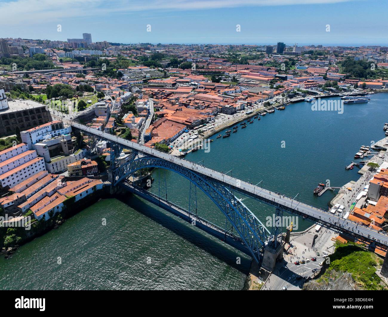 Vue aérienne du bord de la rivière de Gaia avec toits en terre cuite et lodges portuaires Banque D'Images