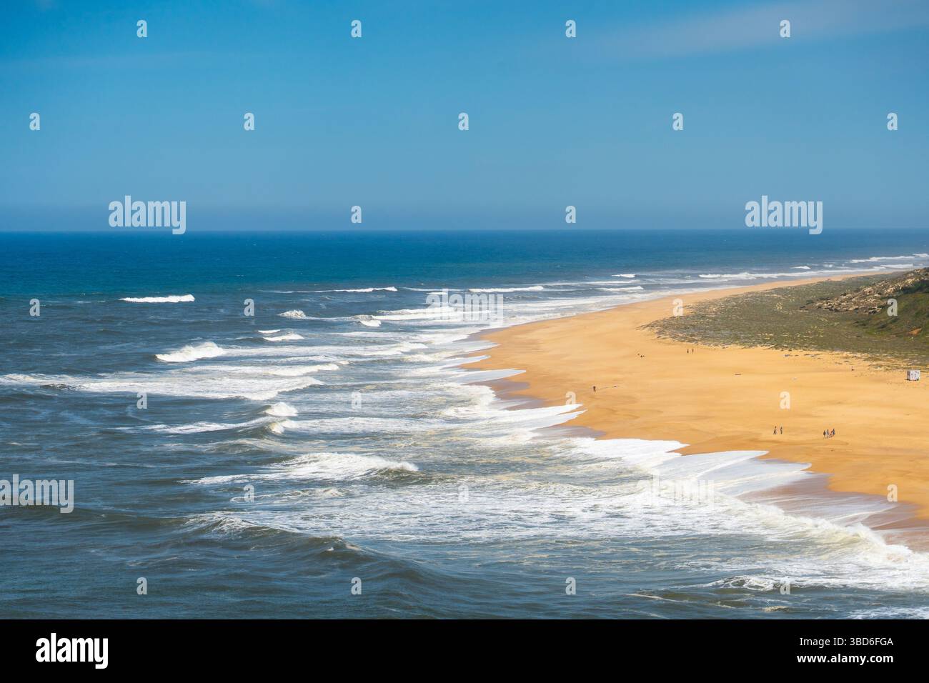 Vaste plage de Praia do Norte s'étendant le long des vagues de l'Atlantique et de l'horizon ouvert Banque D'Images