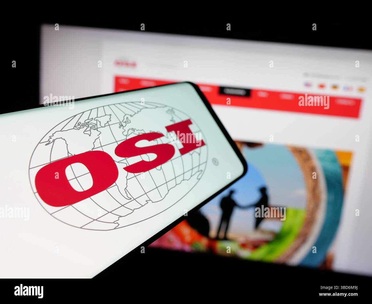 Dans cette illustration photo, un smartphone avec le logo de la société américaine de transformation de viande OSI Group LLC est vu sur l'écran en face du site Web. Banque D'Images