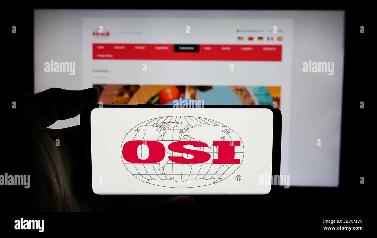 Allemagne. 02 mai 2025. Dans cette illustration photo, une personne tient un téléphone portable avec le logo de la société américaine de transformation de viande OSI Group LLC sur l'écran en face de la page Web. (Photo timon Schneider/SOPA images/SIPA USA) *** strictement à des fins éditoriales *** crédit : SIPA USA/Alamy Live News Banque D'Images