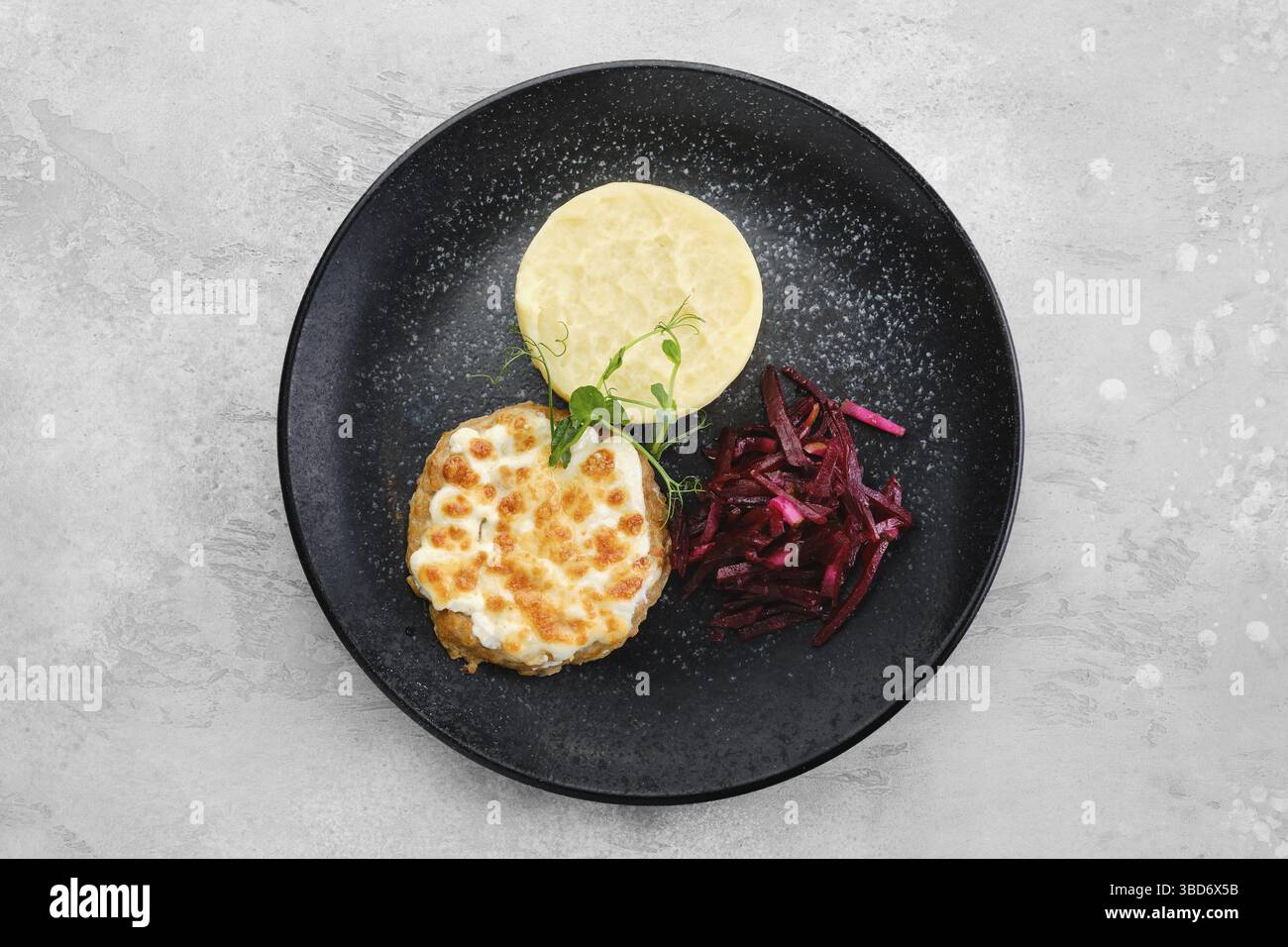 Citilet de Kiev avec purée de pommes de terre et betterave pickée sur une assiette, vue du dessus Banque D'Images