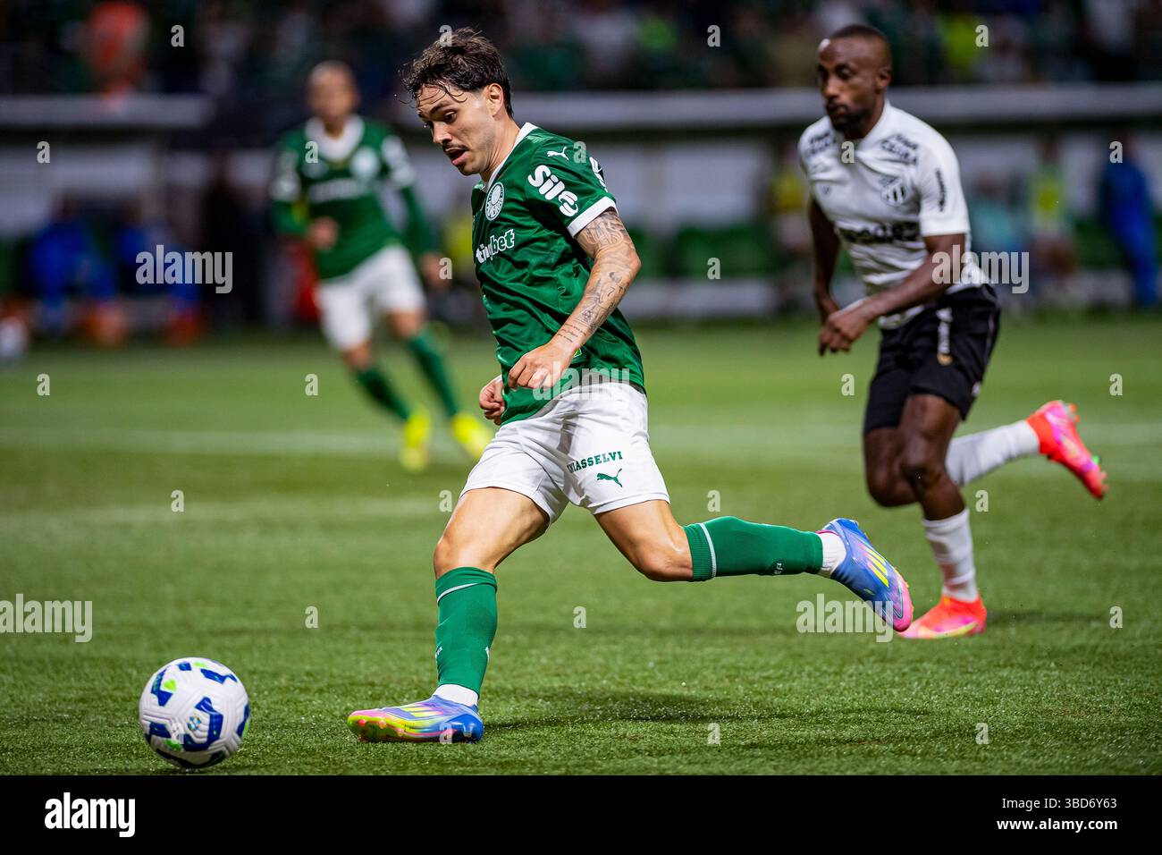 Allianz Parque São PAULO, BRÉSIL - 22 MAI : Maurício de Palmeiras court avec le ballon lors du match Copa Betano do Brasil 2025 entre Palmeiras et Ceará à Allianz Parque le 22 mai 2025 à Sao Paulo, Brésil. (Riquelve Nata/SPP) crédit : photo de presse sportive SPP. /Alamy Live News Banque D'Images