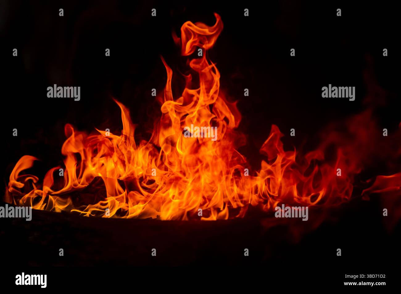 flammes de feu dans le fond sombre Banque D'Images