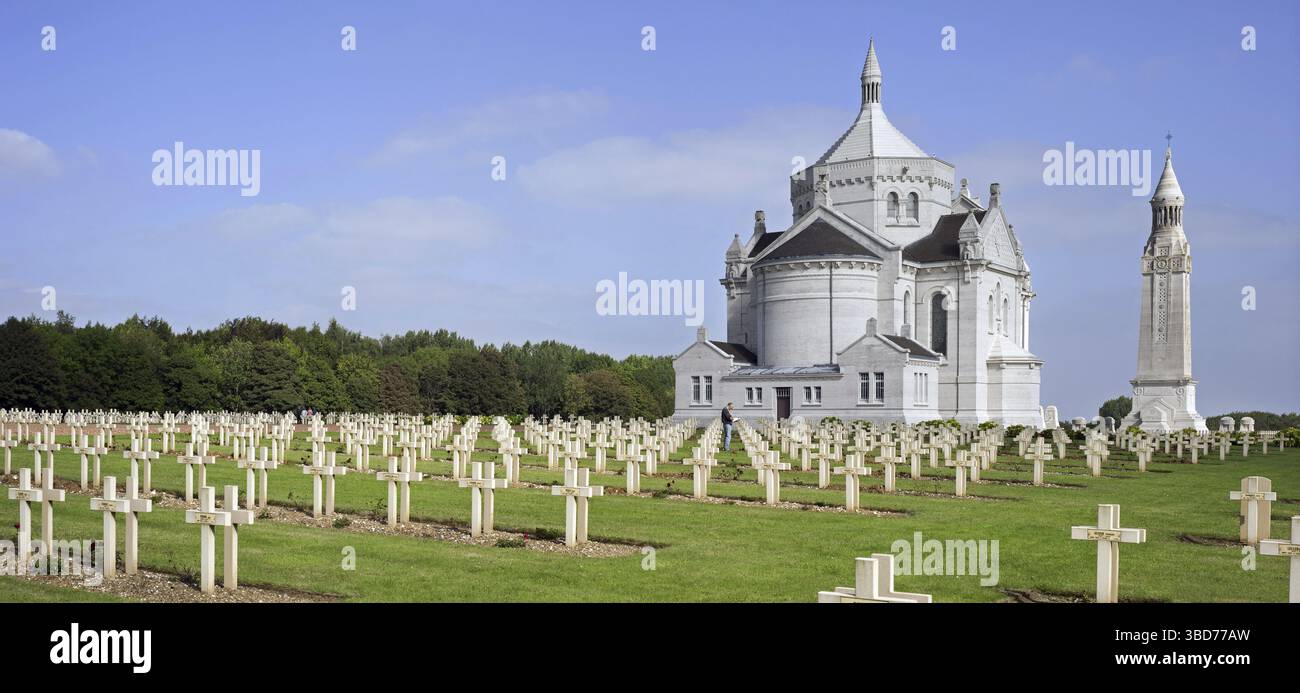 Tour lanterne et chapelle notre-Dame de Lorette, Ablain-Saint-Nazaire, le plus grand cimetière militaire français de la première Guerre mondiale, France Banque D'Images
