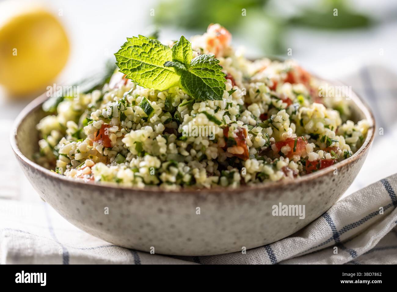 Salade traditionnelle tabouleh avec boulgour, persil, concombre, tomate, coriandre, ail, menthe et autres ingrédients. Banque D'Images