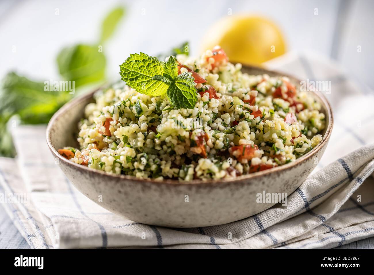 Salade traditionnelle tabouleh avec boulgour, persil, concombre, tomate, coriandre, ail, menthe et autres ingrédients. Banque D'Images