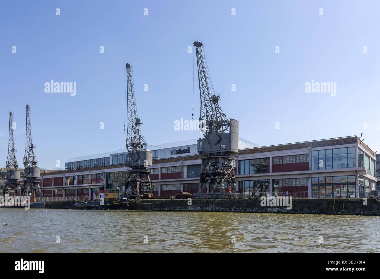 Grues électriques Stothert et Pitt des années 1950 sur le quai du port flottant, musée M Shed, Bristol, Angleterre, Royaume-Uni Banque D'Images