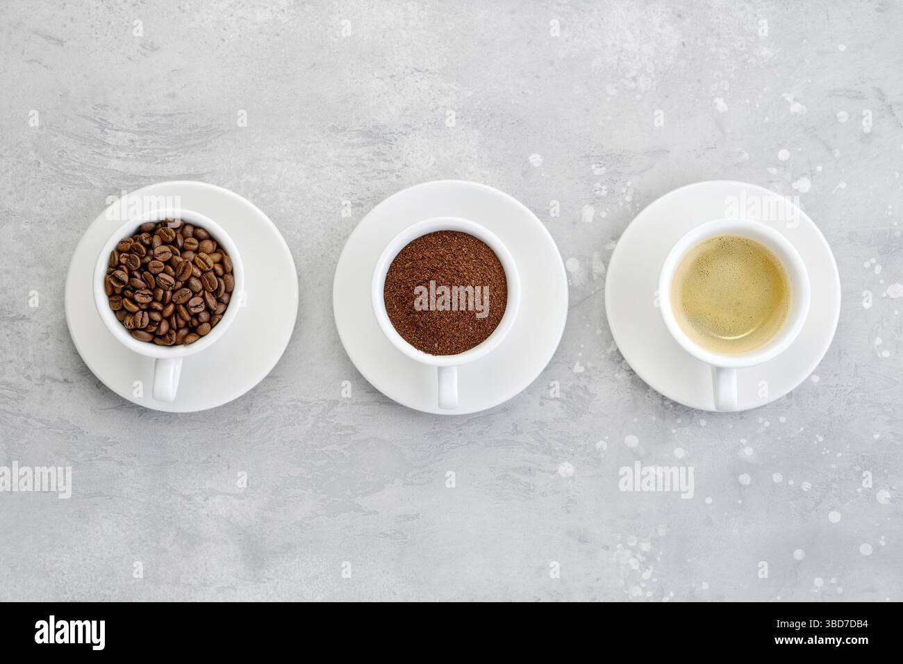 Trois états de café, grains, café moulu et liquide Banque D'Images