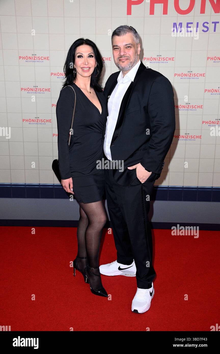 Imad Mardnli mit Ehefrau Samia Mardnli BEI der Premiere des Kinoflims 'Der phönizische Meisterstreich' im Delphi-Filmpalast. Berlin, 22.05.2025 Banque D'Images