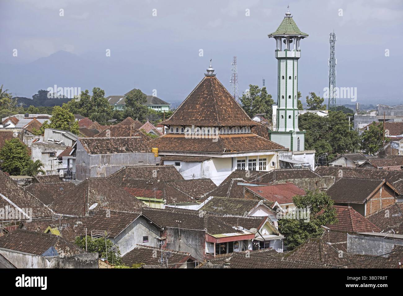 Vue aérienne sur les maisons de kampung au toit rouge et l'ancienne mosquée avec minaret dans la ville Malang, Jawa Timur, Java oriental, Indonésie Banque D'Images