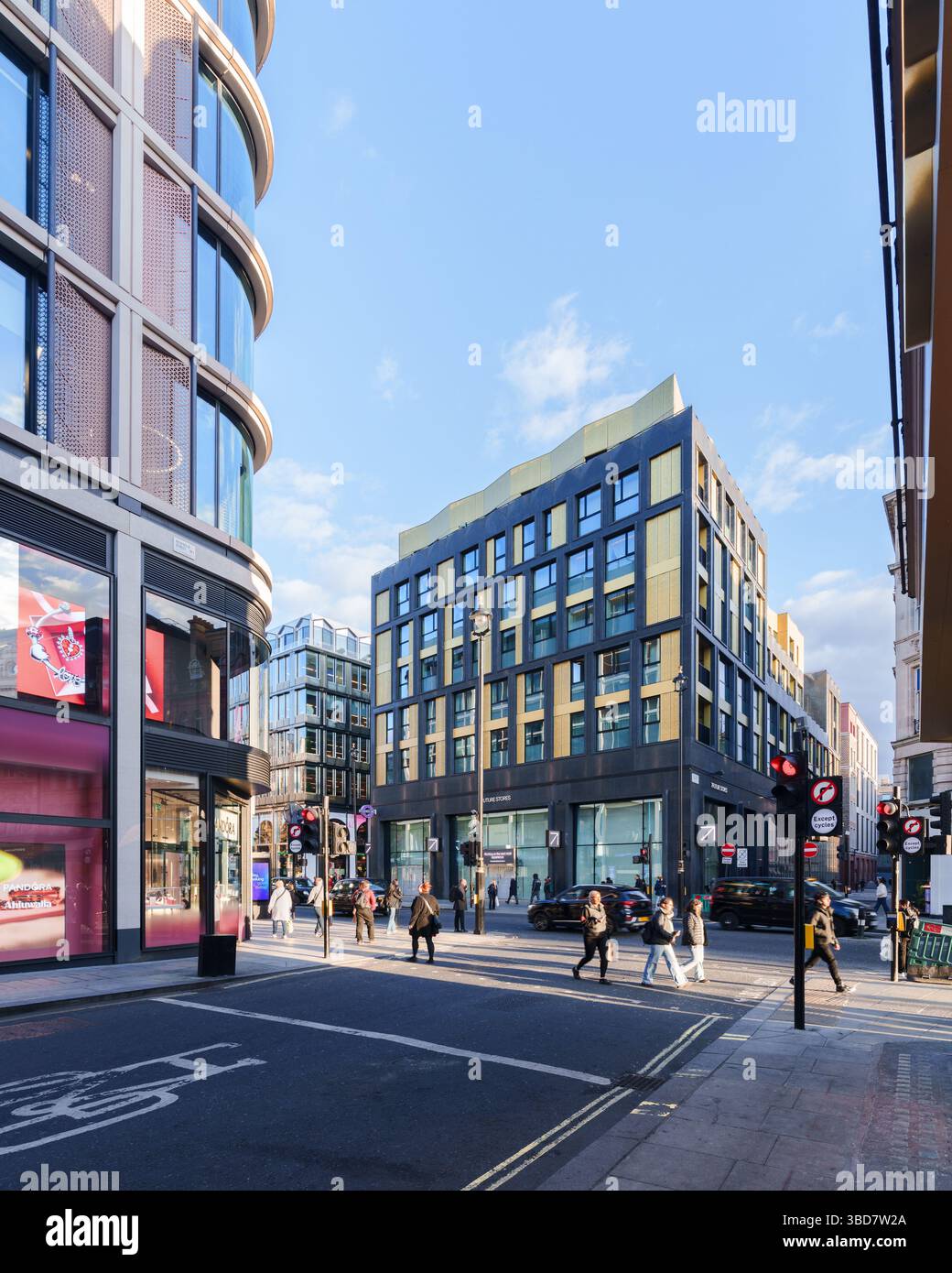 Londres, Angleterre, Royaume-Uni - immeuble d'appartements Tottenham court Road West par Galliard construction, à la station de métro Tottenham court Road Banque D'Images