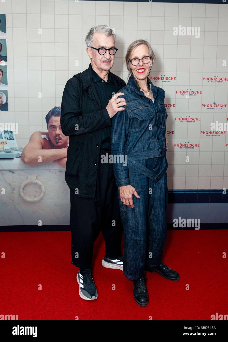 The Phoenician Scheme Berlin Premiere Wim Wenders und Seine Frau Donata Wenders BEI der Berliner Premiere von Wes Andersons The Phoenician Scheme im Delphi Filmpalast. *** The Phoenician Scheme Berlin Premiere Wim Wenders et son épouse Donata Wenders à la première berlinoise de Wes Andersons The Phoenician Scheme at the Delphi Filmpalast Copyright : xEVENTPRESSxJeremyxKnowlesx Banque D'Images