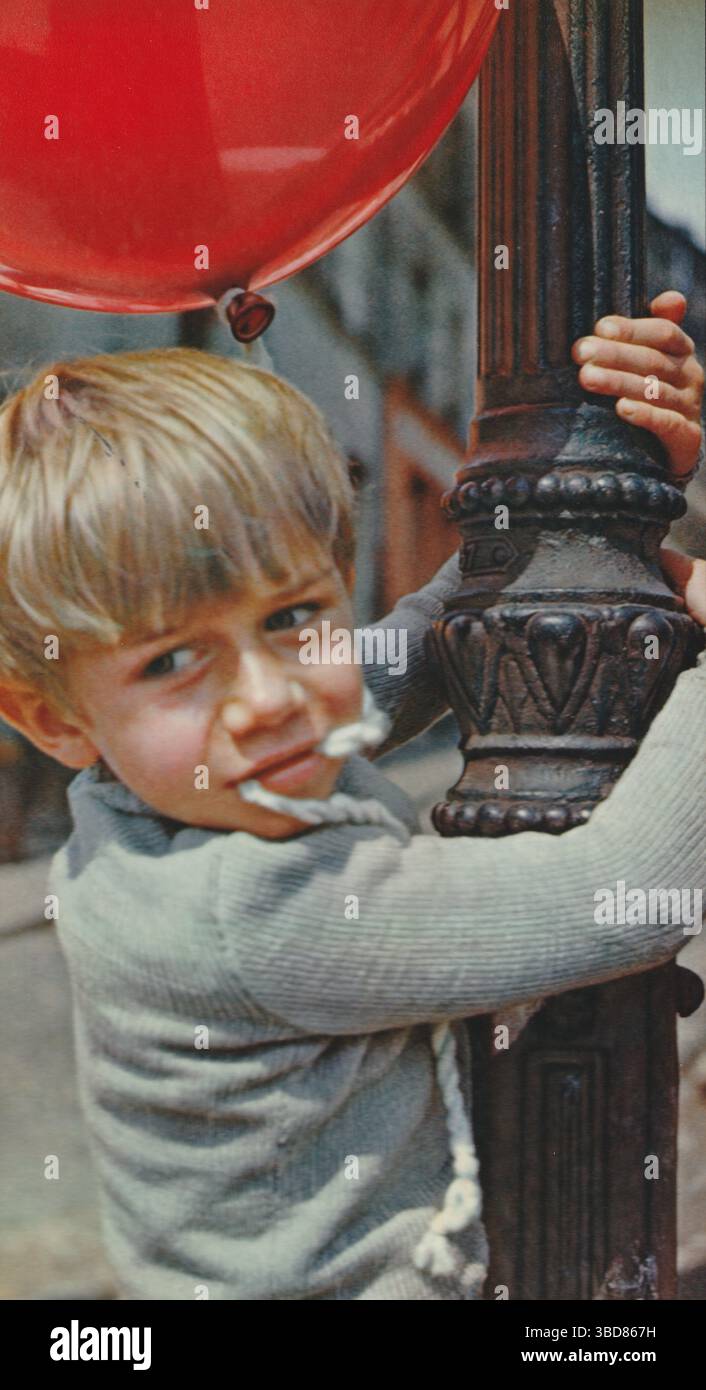 The Red Balloon (le ballon rouge) 1956 Dir : Albert Lamorisse. Avec Pascal Lamorisse. Banque D'Images